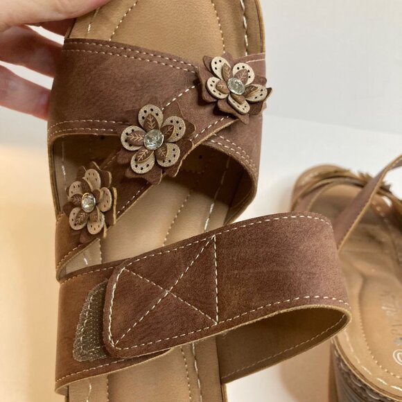 Womens Patrizia Lyndsay Wedge Sandal Slip On Brown Flower Detail 10 NWOT - Picture 8 of 10